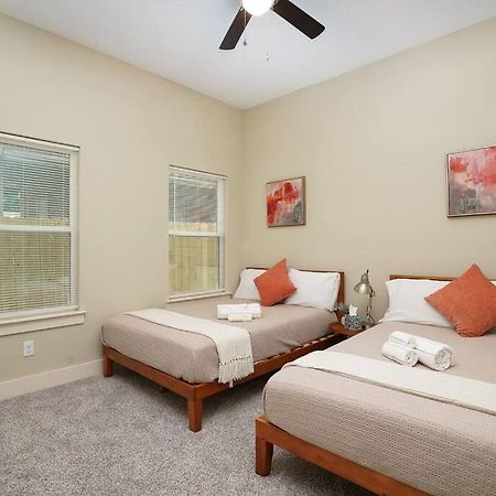 Spacious, Sleeps 6, St Phillips, King Bed サンアントニオ エクステリア 写真