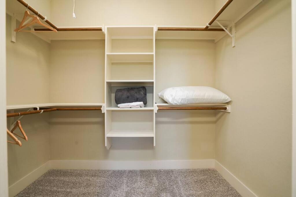 Spacious, Sleeps 6, St Phillips, King Bed サンアントニオ エクステリア 写真