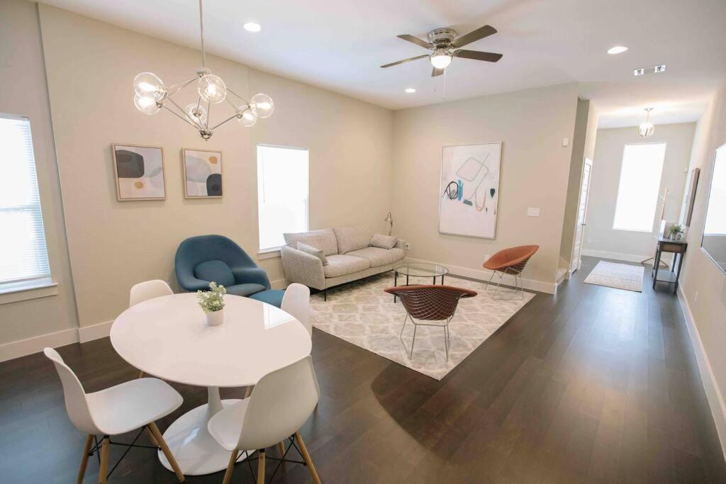 Spacious, Sleeps 6, St Phillips, King Bed サンアントニオ エクステリア 写真