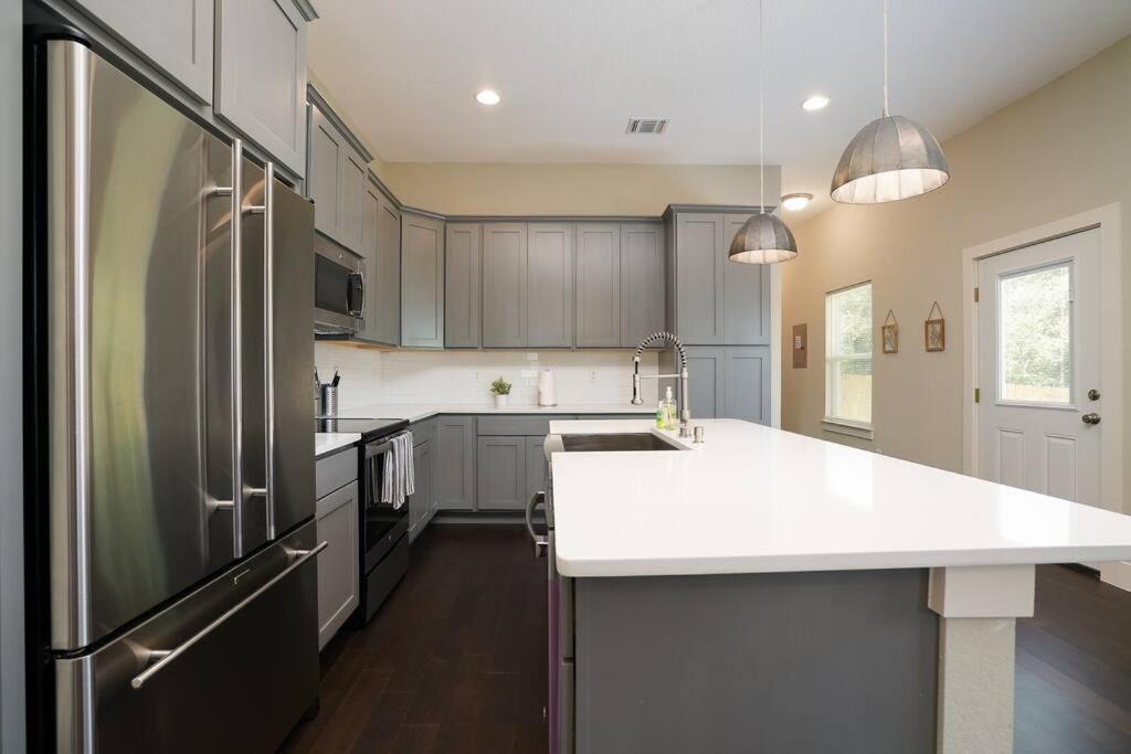 Spacious, Sleeps 6, St Phillips, King Bed サンアントニオ エクステリア 写真