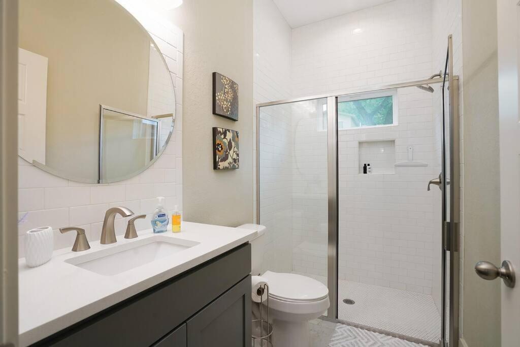 Spacious, Sleeps 6, St Phillips, King Bed サンアントニオ エクステリア 写真
