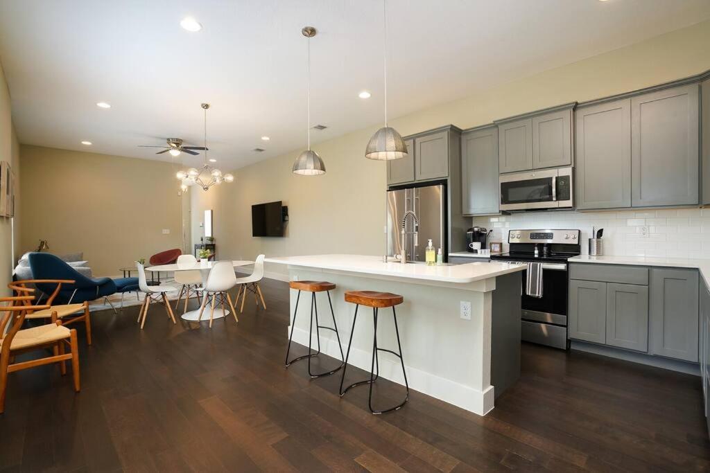 Spacious, Sleeps 6, St Phillips, King Bed サンアントニオ エクステリア 写真