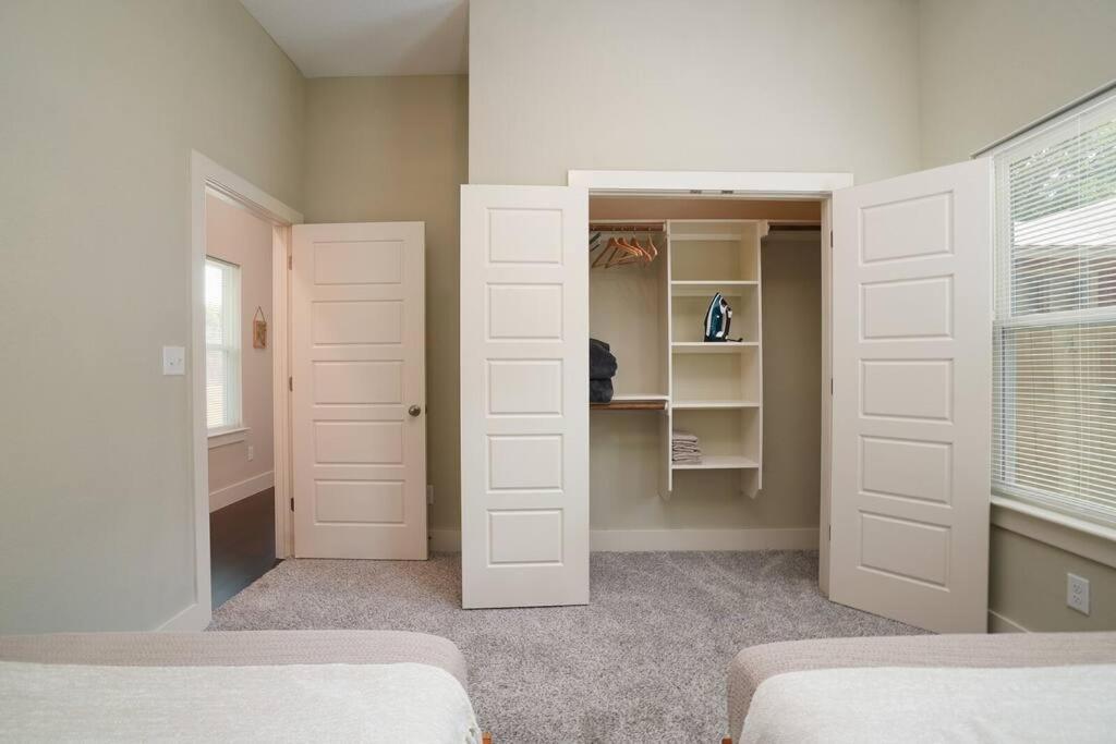 Spacious, Sleeps 6, St Phillips, King Bed サンアントニオ エクステリア 写真